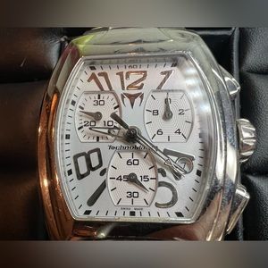 Still in its wooden box and comes with 3 extra bands